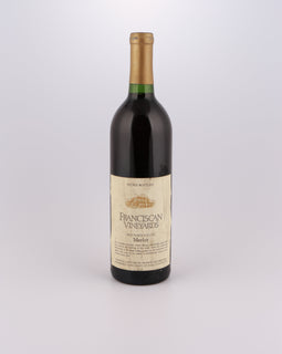 Weinflasche mit Weißwein, Weißweinflasche mit gutem Etikett aus Deutschland, alter Wein in Weinflasche, gut erhaltener alter Wein 