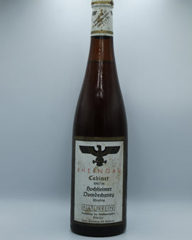 Weinflasche mit Weißwein, Rotwein, Rotweinflasche, Weißweinflasche mit gutem Etikett aus Deutschland, alter Wein in Weinflasche, gut erhaltener alter Wein, Weinrarität
