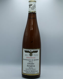 Weinflasche mit Weißwein, Rotwein, Rotweinflasche, Weißweinflasche mit gutem Etikett aus Deutschland, alter Wein in Weinflasche, gut erhaltener alter Wein, Weinrarität