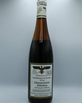 Weinflasche mit Weißwein, Rotwein, Rotweinflasche, Weißweinflasche mit gutem Etikett aus Deutschland, alter Wein in Weinflasche, gut erhaltener alter Wein, Weinrarität