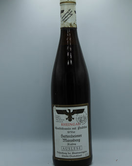 Weinflasche mit Weißwein, Rotwein, Rotweinflasche, Weißweinflasche mit gutem Etikett aus Deutschland, alter Wein in Weinflasche, gut erhaltener alter Wein, Weinrarität