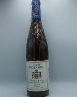 Weinflasche mit Weißwein, Rotwein, Rotweinflasche, Weißweinflasche mit gutem Etikett aus Deutschland, alter Wein in Weinflasche, gut erhaltener alter Wein, Weinrarität