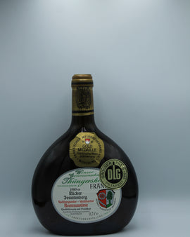 Weinflasche mit Weißwein, Rotwein, Rotweinflasche, Weißweinflasche mit gutem Etikett aus Deutschland, alter Wein in Weinflasche, gut erhaltener alter Wein, Weinrarität