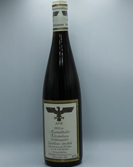 Weinflasche mit Weißwein, Rotwein, Rotweinflasche, Weißweinflasche mit gutem Etikett aus Deutschland, alter Wein in Weinflasche, gut erhaltener alter Wein, Weinrarität