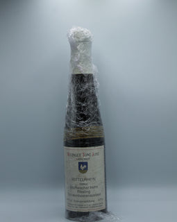 Weinflasche mit Weißwein, Rotwein, Rotweinflasche, Weißweinflasche mit gutem Etikett aus Deutschland, alter Wein in Weinflasche, gut erhaltener alter Wein, Weinrarität