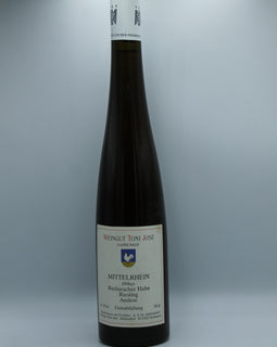 Weinflasche mit Weißwein, Rotwein, Rotweinflasche, Weißweinflasche mit gutem Etikett aus Deutschland, alter Wein in Weinflasche, gut erhaltener alter Wein, Weinrarität