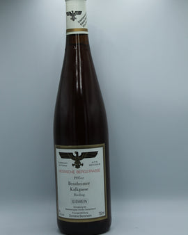 Weinflasche mit Weißwein, Rotwein, Rotweinflasche, Weißweinflasche mit gutem Etikett aus Deutschland, alter Wein in Weinflasche, gut erhaltener alter Wein, Weinrarität