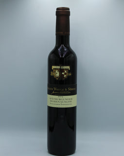 Weinflasche mit Weißwein, Rotwein, Rotweinflasche, Weißweinflasche mit gutem Etikett aus Deutschland, alter Wein in Weinflasche, gut erhaltener alter Wein, Weinrarität