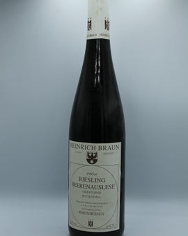 Weinflasche mit Weißwein, Rotwein, Rotweinflasche, Weißweinflasche mit gutem Etikett aus Deutschland, alter Wein in Weinflasche, gut erhaltener alter Wein, Weinrarität