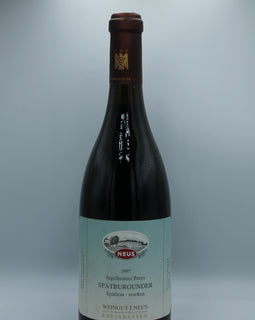 Weinflasche mit Weißwein, Rotwein, Rotweinflasche, Weißweinflasche mit gutem Etikett aus Deutschland, alter Wein in Weinflasche, gut erhaltener alter Wein, Weinrarität