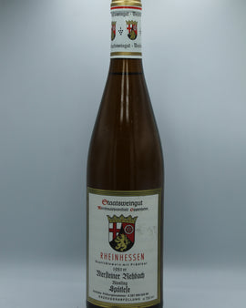 Weinflasche mit Weißwein, Rotwein, Rotweinflasche, Weißweinflasche mit gutem Etikett aus Deutschland, alter Wein in Weinflasche, gut erhaltener alter Wein, Weinrarität