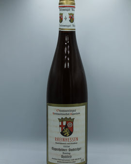 Weinflasche mit Weißwein, Rotwein, Rotweinflasche, Weißweinflasche mit gutem Etikett aus Deutschland, alter Wein in Weinflasche, gut erhaltener alter Wein, Weinrarität