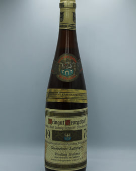 Weinflasche mit Weißwein, Rotwein, Rotweinflasche, Weißweinflasche mit gutem Etikett aus Deutschland, alter Wein in Weinflasche, gut erhaltener alter Wein, Weinrarität