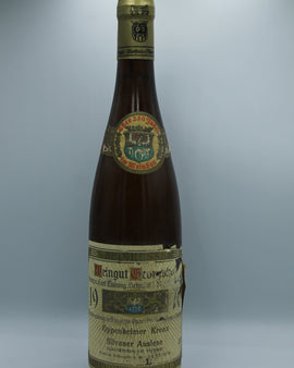 Weinflasche mit Weißwein, Rotwein, Rotweinflasche, Weißweinflasche mit gutem Etikett aus Deutschland, alter Wein in Weinflasche, gut erhaltener alter Wein, Weinrarität