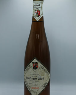 Weinflasche mit Weißwein, Rotwein, Rotweinflasche, Weißweinflasche mit gutem Etikett aus Deutschland, alter Wein in Weinflasche, gut erhaltener alter Wein, Weinrarität