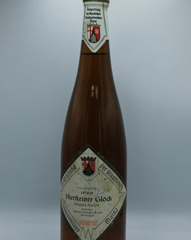 Weinflasche mit Weißwein, Rotwein, Rotweinflasche, Weißweinflasche mit gutem Etikett aus Deutschland, alter Wein in Weinflasche, gut erhaltener alter Wein, Weinrarität