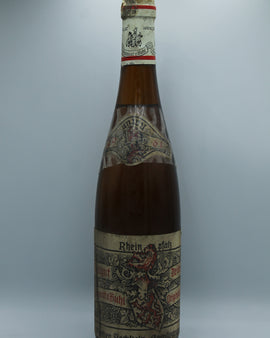 Weinflasche mit Weißwein, Rotwein, Rotweinflasche, Weißweinflasche mit gutem Etikett aus Deutschland, alter Wein in Weinflasche, gut erhaltener alter Wein, Weinrarität