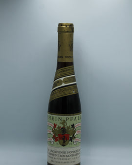 Weinflasche mit Weißwein, Rotwein, Rotweinflasche, Weißweinflasche mit gutem Etikett aus Deutschland, alter Wein in Weinflasche, gut erhaltener alter Wein, Weinrarität