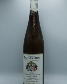 Weinflasche mit Weißwein, Rotwein, Rotweinflasche, Weißweinflasche mit gutem Etikett aus Deutschland, alter Wein in Weinflasche, gut erhaltener alter Wein, Weinrarität