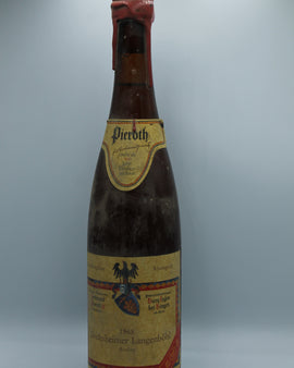 Weinflasche mit Weißwein, Rotwein, Rotweinflasche, Weißweinflasche mit gutem Etikett aus Deutschland, alter Wein in Weinflasche, gut erhaltener alter Wein, Weinrarität