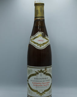 Weinflasche mit Weißwein, Rotwein, Rotweinflasche, Weißweinflasche mit gutem Etikett aus Deutschland, alter Wein in Weinflasche, gut erhaltener alter Wein, Weinrarität