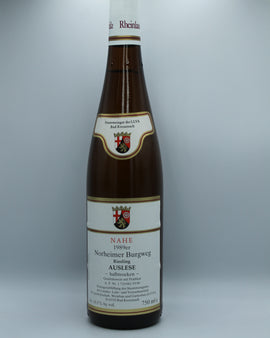 Weinflasche mit Weißwein, Rotwein, Rotweinflasche, Weißweinflasche mit gutem Etikett aus Deutschland, alter Wein in Weinflasche, gut erhaltener alter Wein, Weinrarität