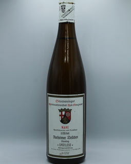 Weinflasche mit Weißwein, Rotwein, Rotweinflasche, Weißweinflasche mit gutem Etikett aus Deutschland, alter Wein in Weinflasche, gut erhaltener alter Wein, Weinrarität