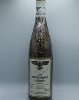 Weinflasche mit Weißwein, Rotwein, Rotweinflasche, Weißweinflasche mit gutem Etikett aus Deutschland, alter Wein in Weinflasche, gut erhaltener alter Wein, Weinrarität