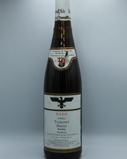 Weinflasche mit Weißwein, Rotwein, Rotweinflasche, Weißweinflasche mit gutem Etikett aus Deutschland, alter Wein in Weinflasche, gut erhaltener alter Wein, Weinrarität