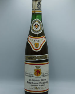 Weinflasche mit Weißwein, Rotwein, Rotweinflasche, Weißweinflasche mit gutem Etikett aus Deutschland, alter Wein in Weinflasche, gut erhaltener alter Wein, Weinrarität
