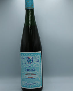 Weinflasche mit Weißwein, Rotwein, Rotweinflasche, Weißweinflasche mit gutem Etikett aus Deutschland, alter Wein in Weinflasche, gut erhaltener alter Wein, Weinrarität