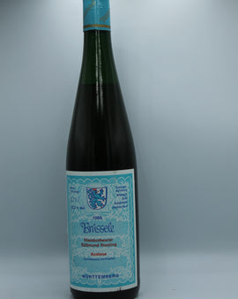 Weinflasche mit Weißwein, Rotwein, Rotweinflasche, Weißweinflasche mit gutem Etikett aus Deutschland, alter Wein in Weinflasche, gut erhaltener alter Wein, Weinrarität