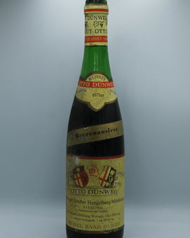 Weinflasche mit Weißwein, Rotwein, Rotweinflasche, Weißweinflasche mit gutem Etikett aus Deutschland, alter Wein in Weinflasche, gut erhaltener alter Wein, Weinrarität