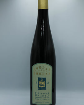 Weinflasche mit Weißwein, Rotwein, Rotweinflasche, Weißweinflasche mit gutem Etikett aus Deutschland, alter Wein in Weinflasche, gut erhaltener alter Wein, Weinrarität