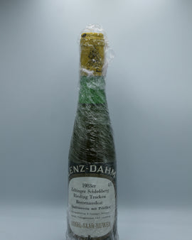 Weinflasche mit Weißwein, Rotwein, Rotweinflasche, Weißweinflasche mit gutem Etikett aus Deutschland, alter Wein in Weinflasche, gut erhaltener alter Wein, Weinrarität
