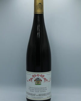 Weinflasche mit Weißwein, Rotwein, Rotweinflasche, Weißweinflasche mit gutem Etikett aus Deutschland, alter Wein in Weinflasche, gut erhaltener alter Wein, Weinrarität