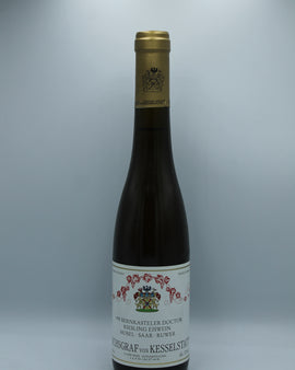 Weinflasche mit Weißwein, Rotwein, Rotweinflasche, Weißweinflasche mit gutem Etikett aus Deutschland, alter Wein in Weinflasche, gut erhaltener alter Wein, Weinrarität