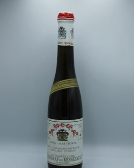 Weinflasche mit Weißwein, Rotwein, Rotweinflasche, Weißweinflasche mit gutem Etikett aus Deutschland, alter Wein in Weinflasche, gut erhaltener alter Wein, Weinrarität