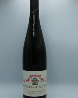Weinflasche mit Weißwein, Rotwein, Rotweinflasche, Weißweinflasche mit gutem Etikett aus Deutschland, alter Wein in Weinflasche, gut erhaltener alter Wein, Weinrarität
