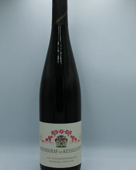 Weinflasche mit Weißwein, Rotwein, Rotweinflasche, Weißweinflasche mit gutem Etikett aus Deutschland, alter Wein in Weinflasche, gut erhaltener alter Wein, Weinrarität