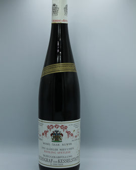 Weinflasche mit Weißwein, Rotwein, Rotweinflasche, Weißweinflasche mit gutem Etikett aus Deutschland, alter Wein in Weinflasche, gut erhaltener alter Wein, Weinrarität