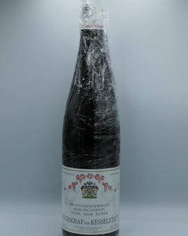 Weinflasche mit Weißwein, Rotwein, Rotweinflasche, Weißweinflasche mit gutem Etikett aus Deutschland, alter Wein in Weinflasche, gut erhaltener alter Wein, Weinrarität