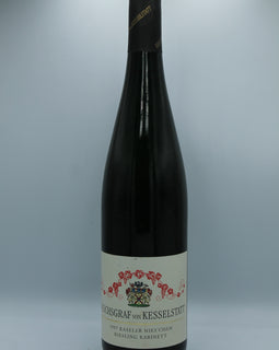 Weinflasche mit Weißwein, Rotwein, Rotweinflasche, Weißweinflasche mit gutem Etikett aus Deutschland, alter Wein in Weinflasche, gut erhaltener alter Wein, Weinrarität