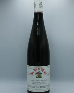 Weinflasche mit Weißwein, Rotwein, Rotweinflasche, Weißweinflasche mit gutem Etikett aus Deutschland, alter Wein in Weinflasche, gut erhaltener alter Wein, Weinrarität