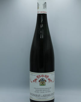 Weinflasche mit Weißwein, Rotwein, Rotweinflasche, Weißweinflasche mit gutem Etikett aus Deutschland, alter Wein in Weinflasche, gut erhaltener alter Wein, Weinrarität