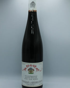 Weinflasche mit Weißwein, Rotwein, Rotweinflasche, Weißweinflasche mit gutem Etikett aus Deutschland, alter Wein in Weinflasche, gut erhaltener alter Wein, Weinrarität