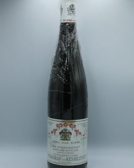 Weinflasche mit Weißwein, Rotwein, Rotweinflasche, Weißweinflasche mit gutem Etikett aus Deutschland, alter Wein in Weinflasche, gut erhaltener alter Wein, Weinrarität