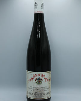 Weinflasche mit Weißwein, Rotwein, Rotweinflasche, Weißweinflasche mit gutem Etikett aus Deutschland, alter Wein in Weinflasche, gut erhaltener alter Wein, Weinrarität