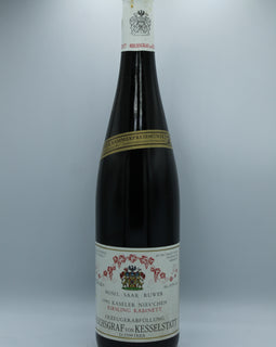 Weinflasche mit Weißwein, Rotwein, Rotweinflasche, Weißweinflasche mit gutem Etikett aus Deutschland, alter Wein in Weinflasche, gut erhaltener alter Wein, Weinrarität