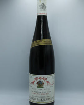 Weinflasche mit Weißwein, Rotwein, Rotweinflasche, Weißweinflasche mit gutem Etikett aus Deutschland, alter Wein in Weinflasche, gut erhaltener alter Wein, Weinrarität